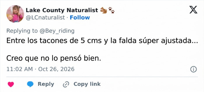 Comentario sobre tacones y faldas ajustadas relacionado con Nicki Minaj y sus dificultades para caminar.