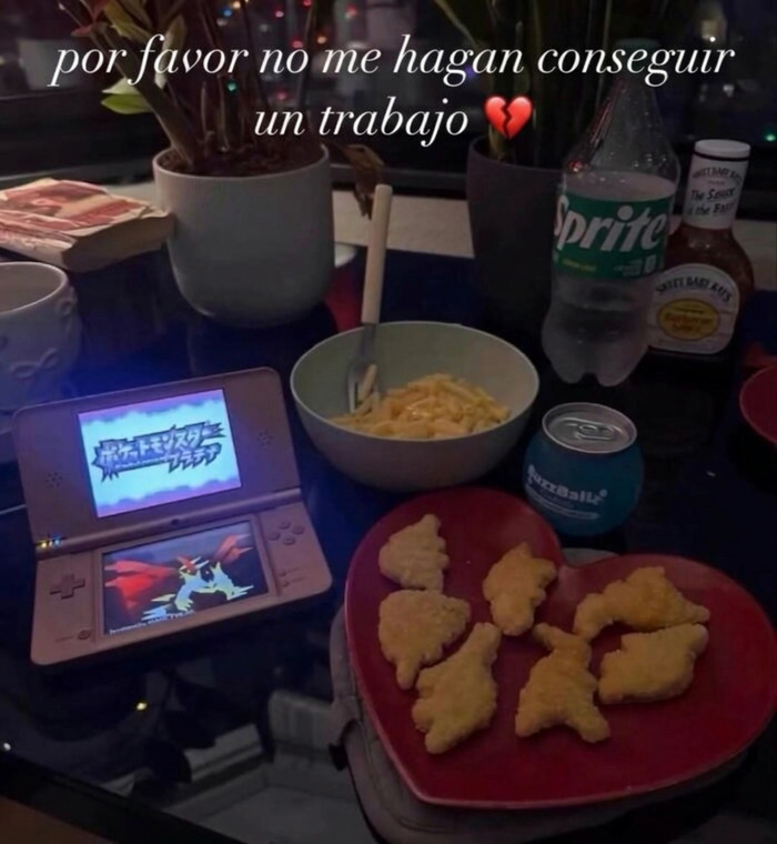 Nintendos DS con nuggets y refrescos ilustrando memes divertidos sobre no querer trabajar