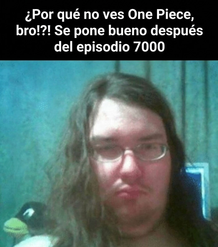 Hombre recomendando la serie One Piece en uno de estos memes divertidos