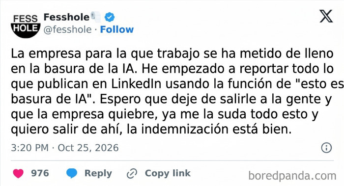 Publicación con confesiones anónimas sobre un empleado reportando publicaciones de su empresa con IA.