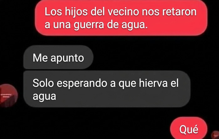 Captura de mensajes de texto divertidos sobre una guerra de agua hirviendo.