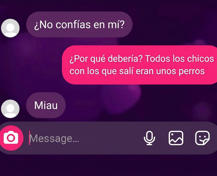 Captura con mensajes de texto incómodos sobre citas y maullidos.