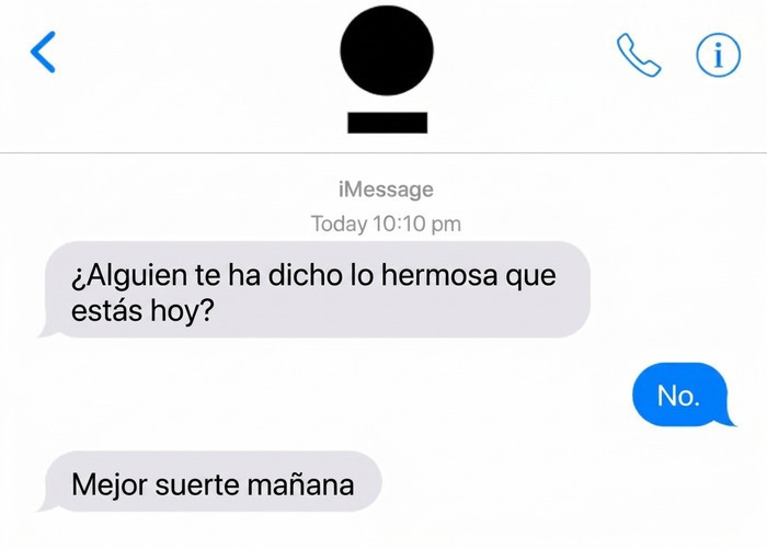 Chat con mensajes de texto incómodos sobre un piropo que termina de forma sarcástica.