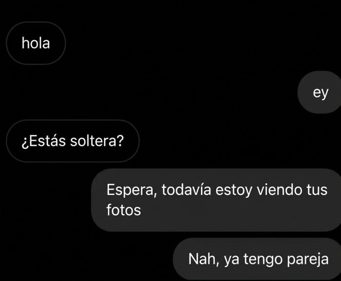 Chat de chat con mensajes de texto incómodos preguntando si alguien está soltera antes de revisar sus fotos