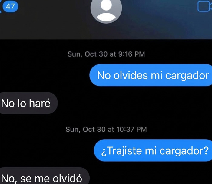 Captura de conversación con mensajes de texto divertidos acerca de un cargador olvidado entre amigos