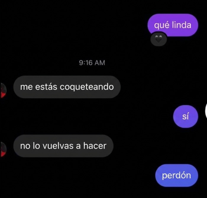 Conversación de chat con mensajes de texto divertidos sobre un intento fallido de coqueteo directo.