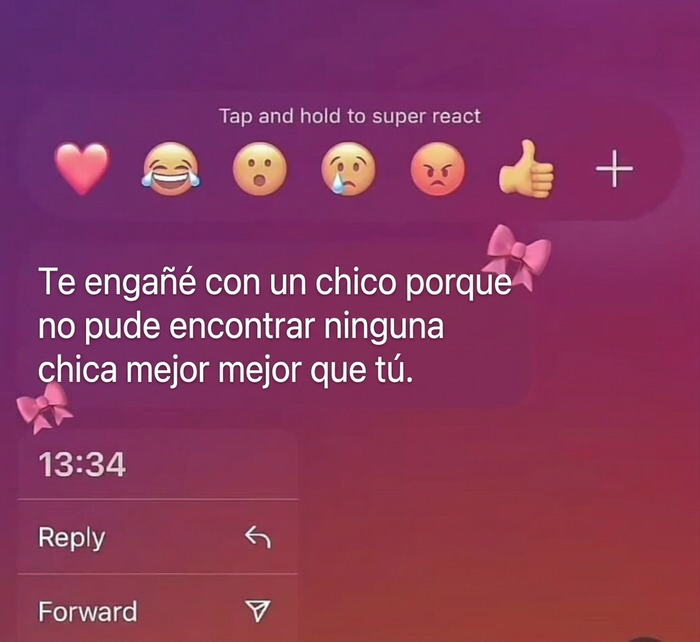 Mensajes de texto incómodos con una confesión absurda sobre una infidelidad en una conversación de chat.