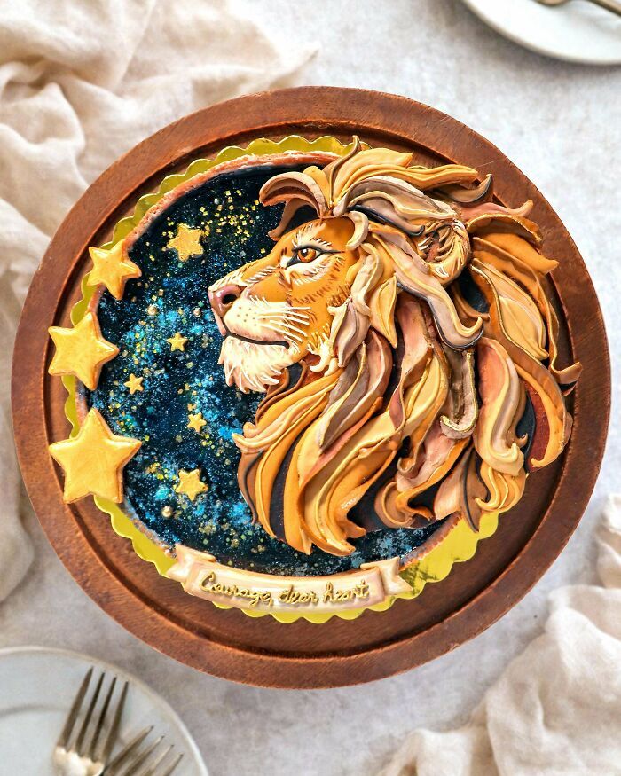 Tarta artística con diseño de león en el espacio, repostería de nivel superior.