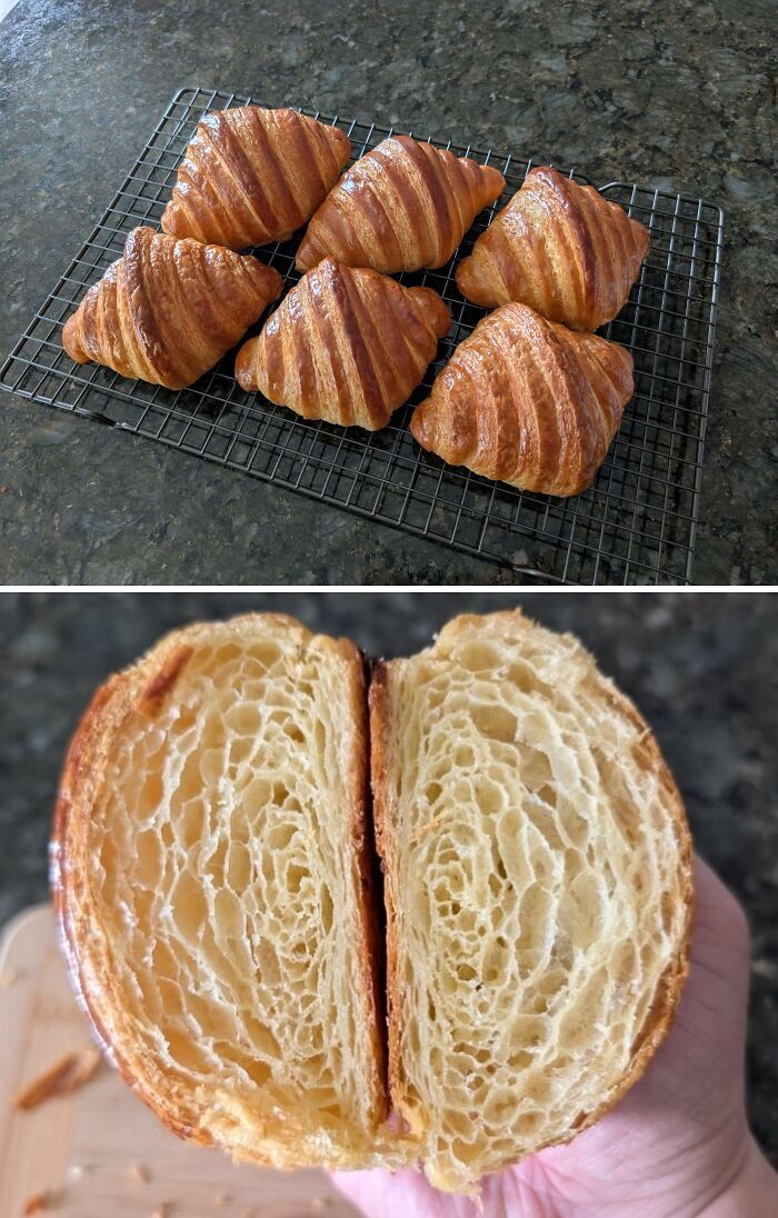 Cruasanes dorados y hojaldrados, muestra de técnica y arte en repostería.
