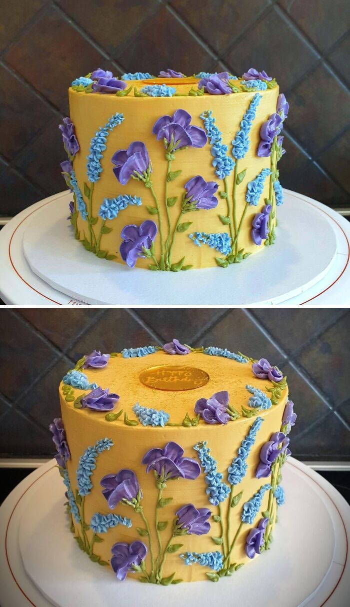Pastel alto de repostería decorado con crema en tono amarillo y flores moradas y azules hechas a mano.
