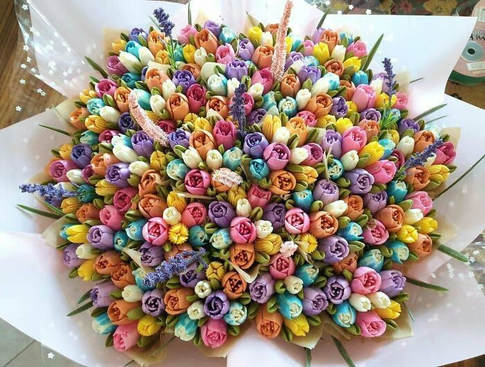 Ramo colorido hecho de tulipanes de crema, una creación sorprendente de repostería artística.