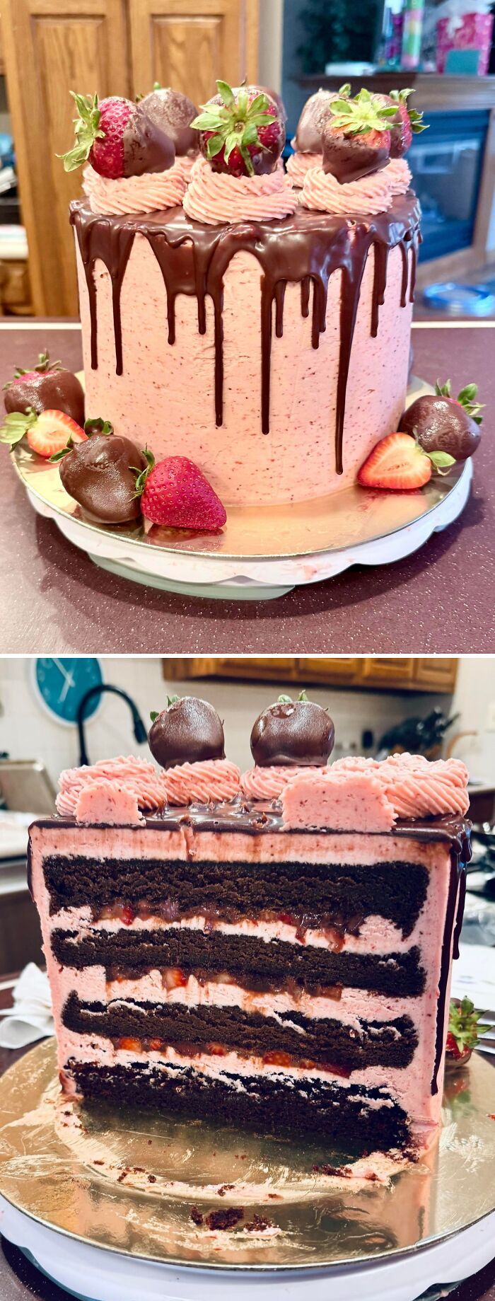 Pastel de fresas con chocolate y capas rellenas, mostrando la alta repostería en detalle.