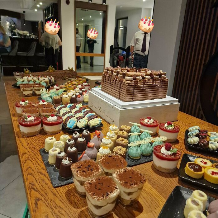 Mesa llena de postres y miniaturas de repostería creativa y variada.
