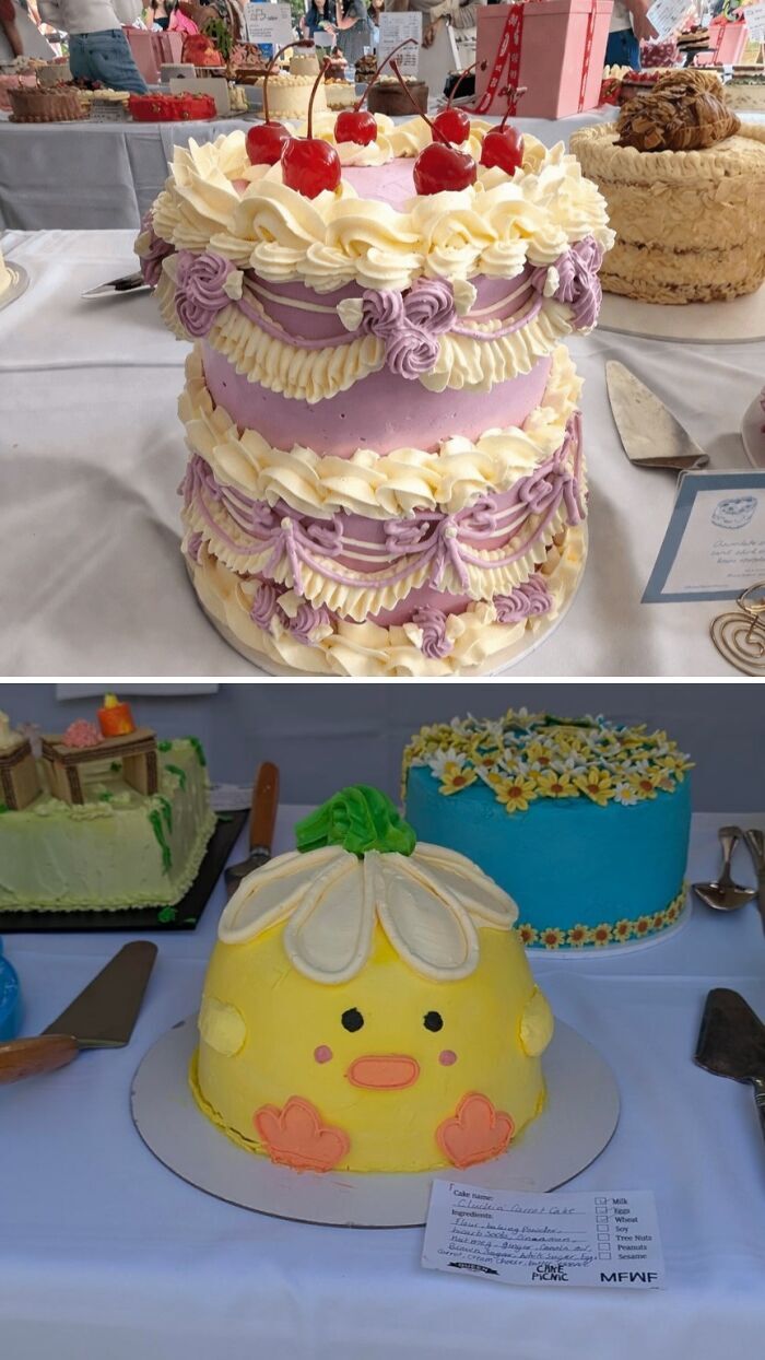 Pasteles decorados con detalles de crema en una competencia de repostería.