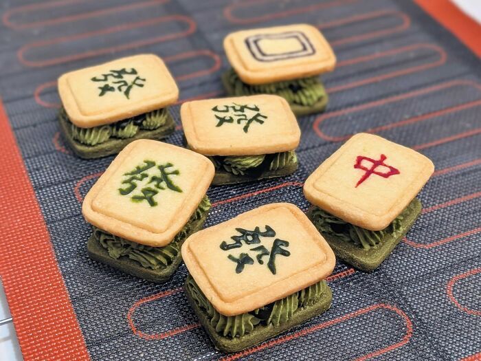 Galletas decoradas como fichas de Mahjong mostrando el arte en la repostería creativa.