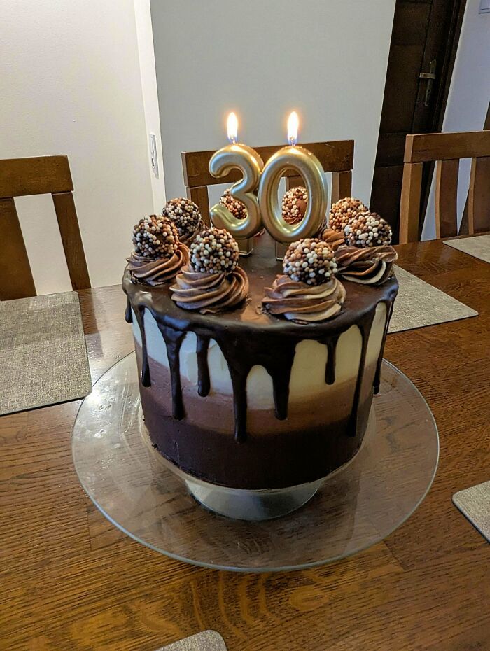 Pastel de chocolate elegante para cumpleaños que eleva la repostería a otro nivel.