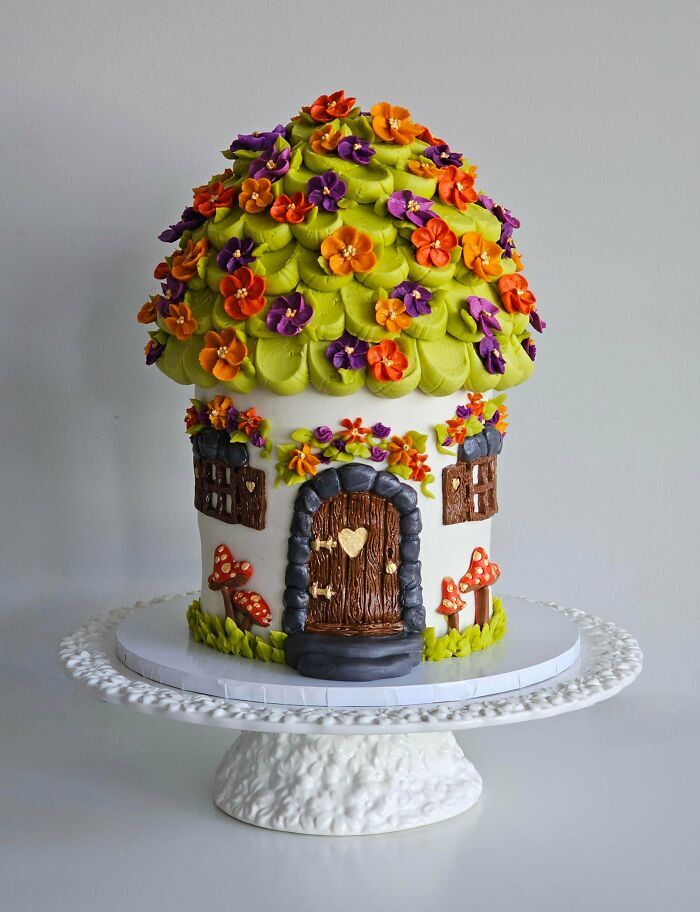 Tarta decorada como una casita de hongo fantástica de alta repostería.