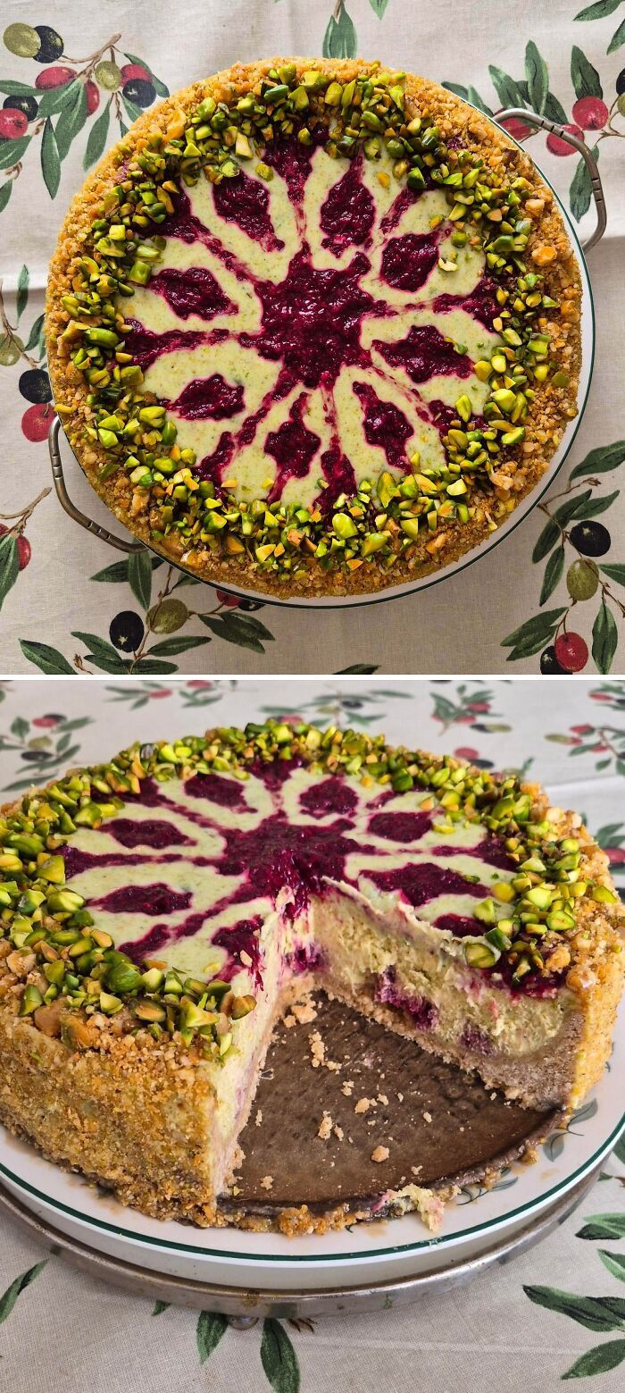 Tarta de pistacho y frutos rojos que demuestra la maestría en repostería.