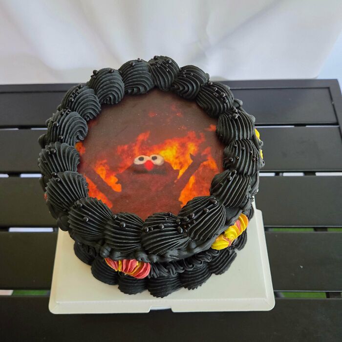 Pastel creativo de Elmo en llamas mostrando un nivel alto en repostería.