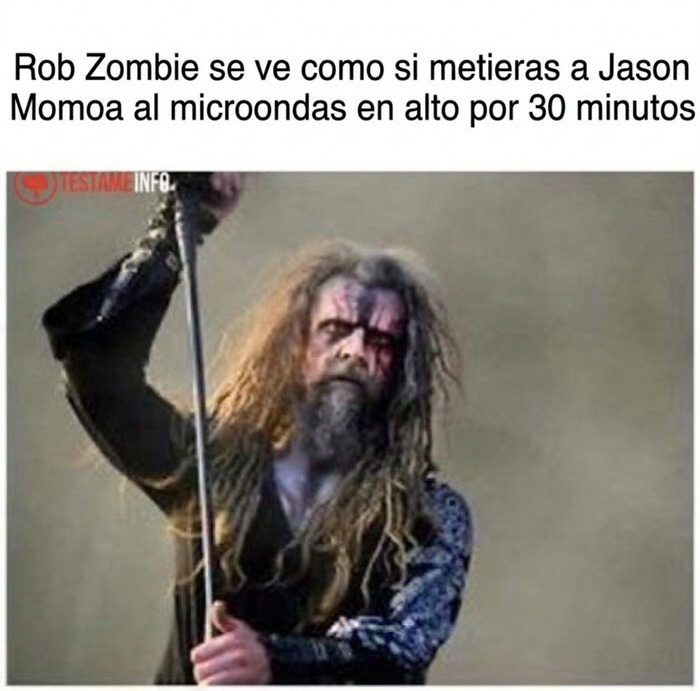 Músico de metal en un escenario en uno de los memes divertidos sobre música.