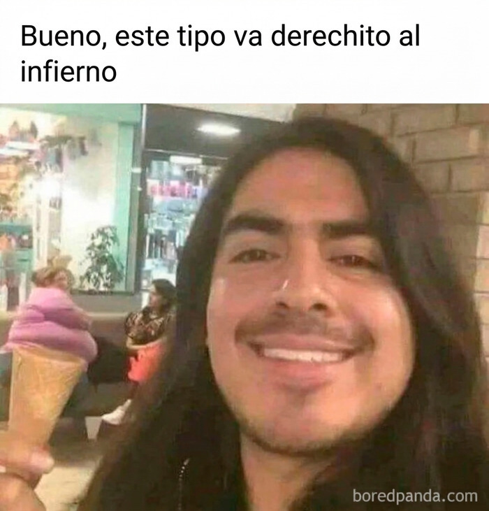 Hombre sonriendo mientras sostiene un helado alineado con una mujer, uno de los memes divertidos para alegrarte el día.