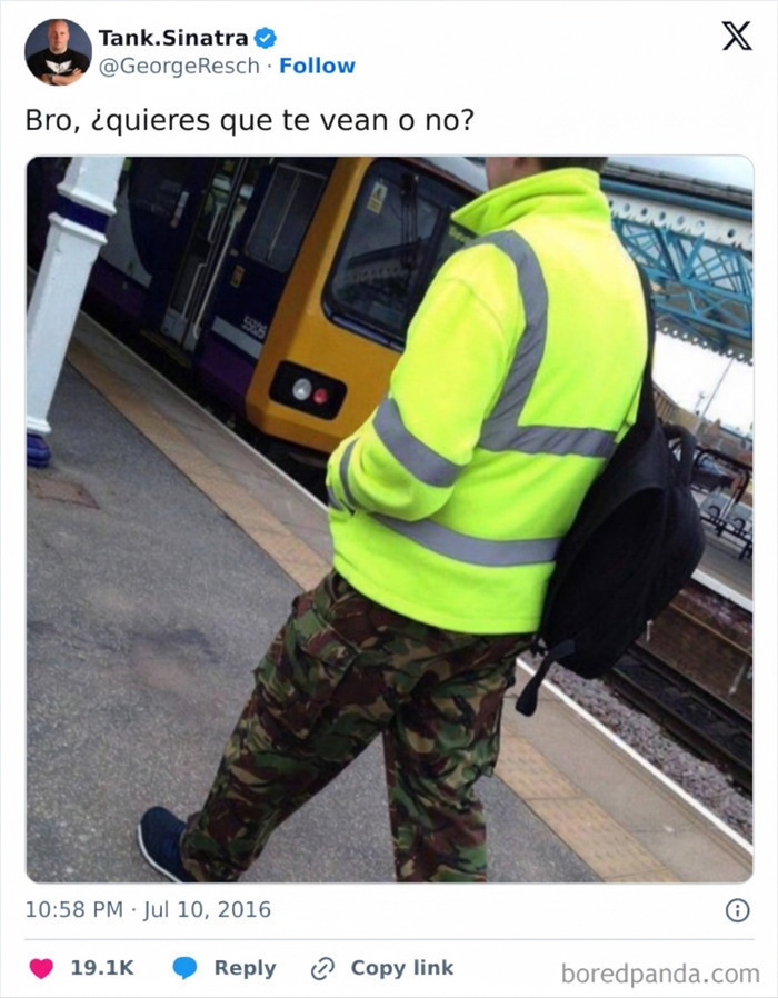 Persona con chaqueta fluorescente y pantalón camuflado en uno de los memes divertidos.