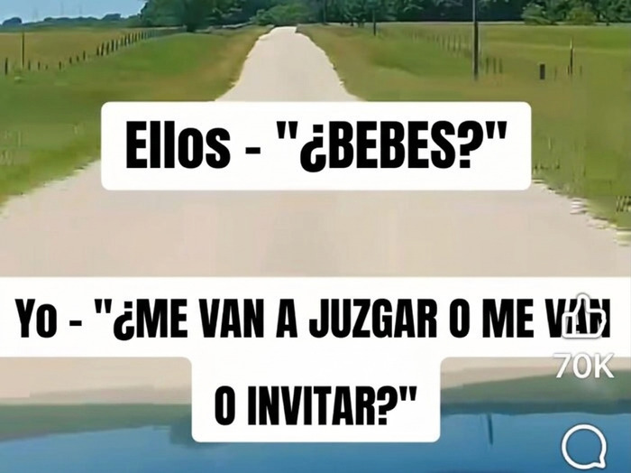 Meme sobre beber y ser juzgado en un camino, ejemplo de memes divertidos para alegrarte el día.