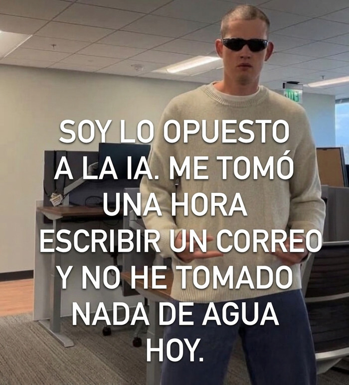 Hombre en oficina con gafas de sol sobre la IA, uno de varios memes divertidos para alegrarte el día.