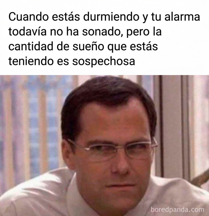 Meme gracioso de hombre sospechoso con gafas, perfecto entre los memes divertidos para alegrarte el día.