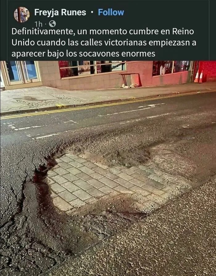 Un socavón en el asfalto revela adoquines antiguos, un ejemplo de memes británicos sobre infraestructura.